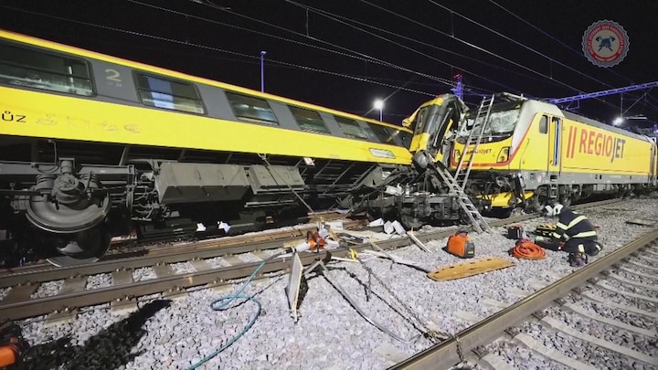 In Beeld Grote Ravage Na Treinbotsing In Tsjechi