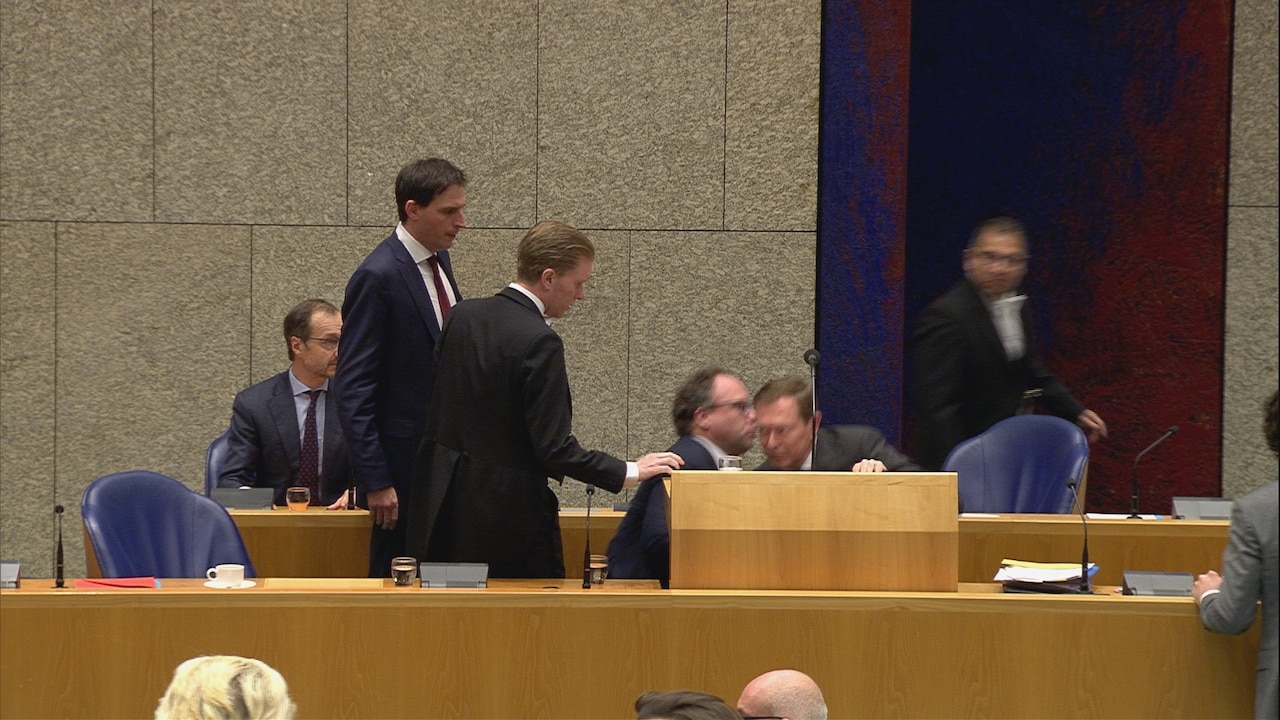 Bekijk ook: Minister Bruins onwel tijdens coronadebat