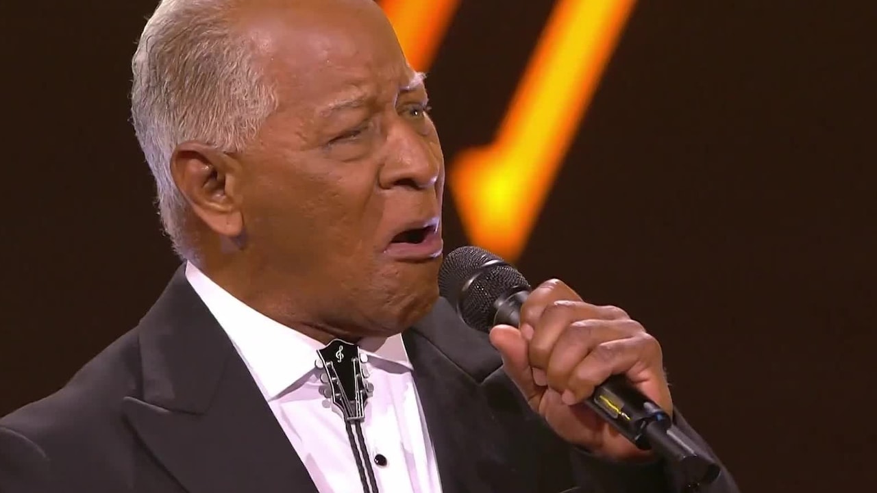 Humphrey Bacilio (76) zorgt voor kippenvel in The voice of Holland: 'Wat een sexappeal' 