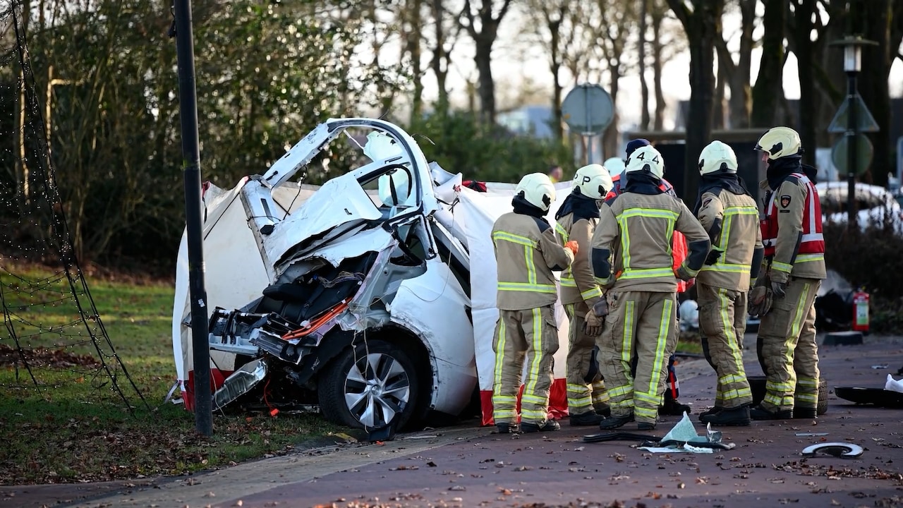 Tesla doormidden bij ongeluk in Diever, bestuurder (85) overleden: 'Verschrikkelijk'