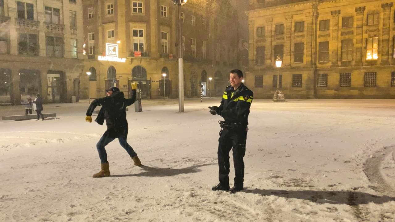Bekijk ook: Sneeuwbalgevecht politie direct na verstrijken avondklok