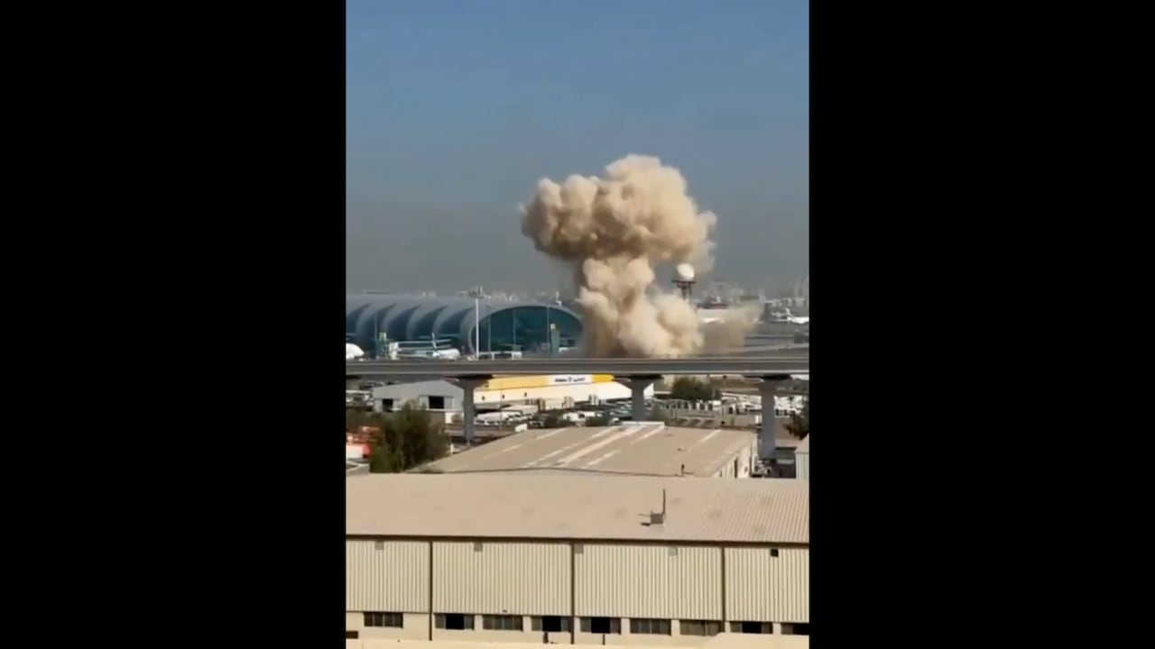 Luchthaven Dubai geraakt door drone, passagiers tijdelijk naar schuilkelders
