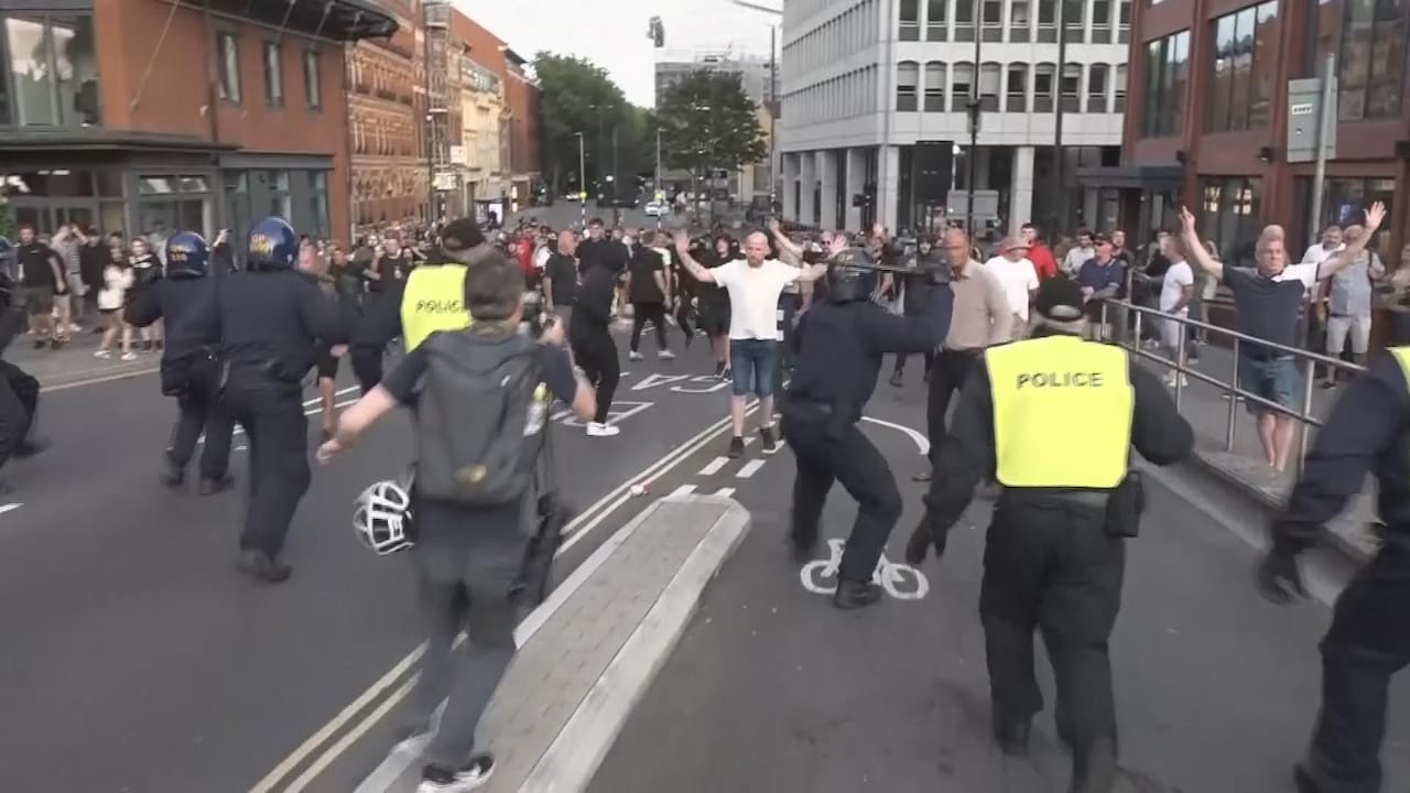 Bekijk ook: Gewelddadige rellen in steeds meer Britse steden, ook tegendemonstraties