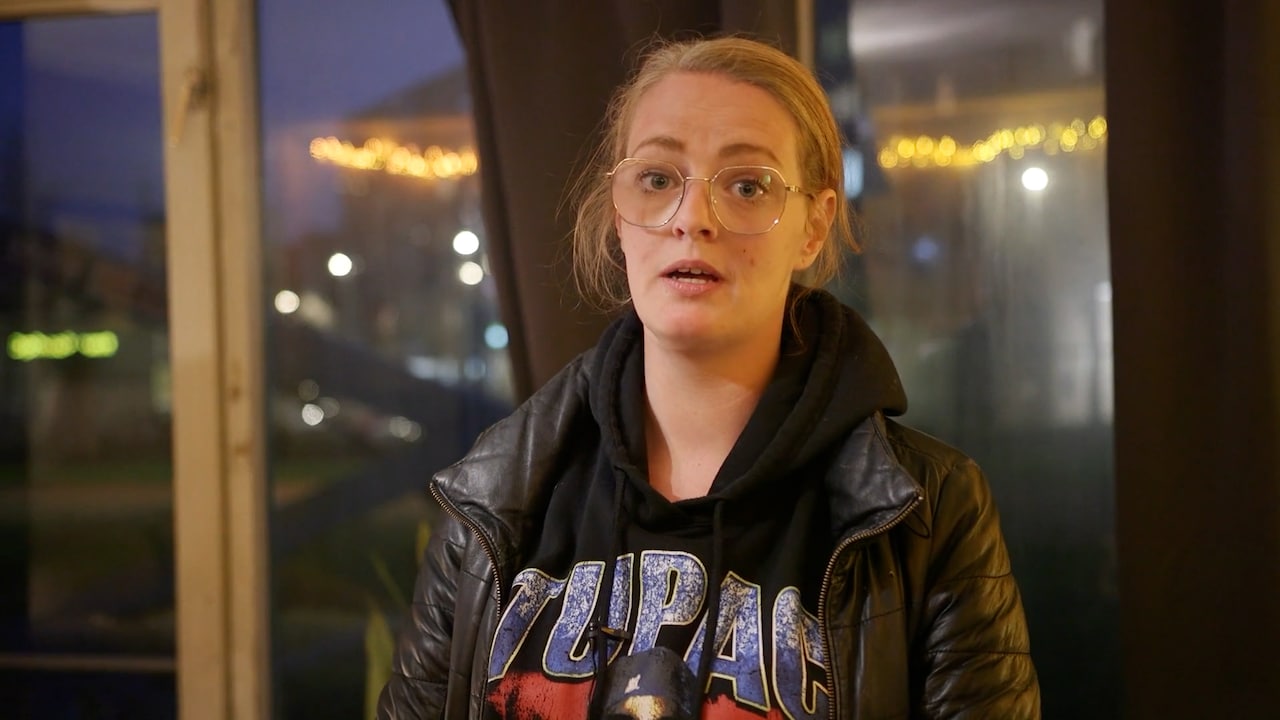 "Ze scheuren als idioten door de bocht", vertellen buurtbewoners. De tekst gaat na de video verder.