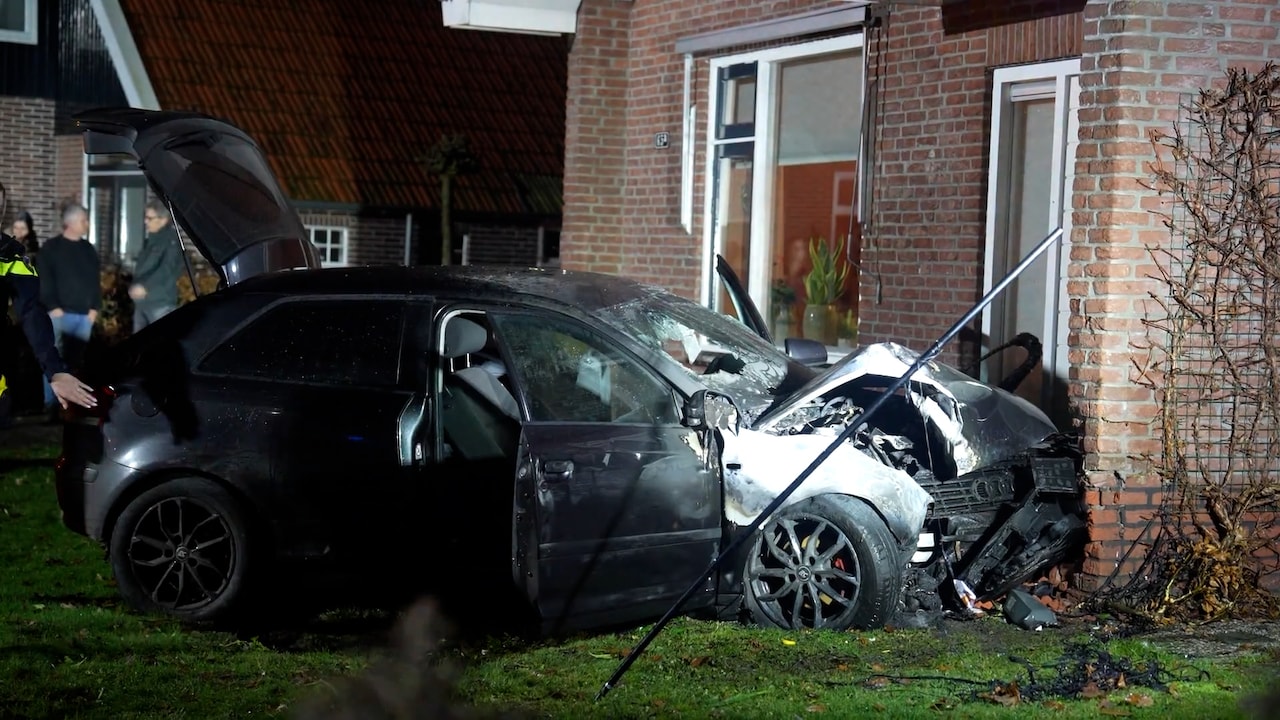 Drie gewonden nadat auto tegen woning is gereden in Zuidveen, brandweer moet huis stutten