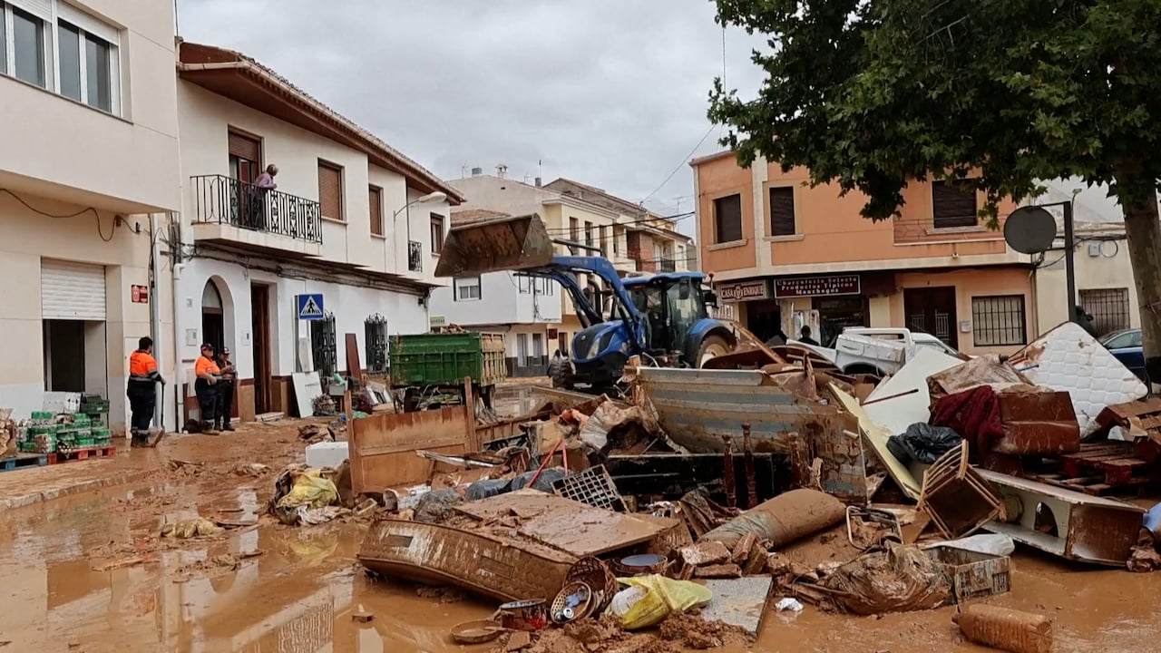 Code Rood Weer Code rood voor uitzonderlijk noodweer in en rondom Barcelona: theaters ...