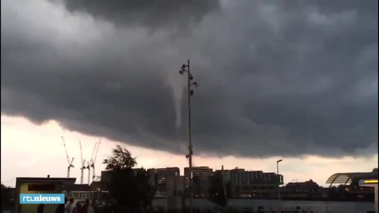 Tornado trekt over Amsterdam