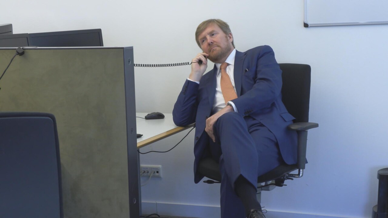Koning bij callcenter GGD Tilburg en praat met hulpverleners