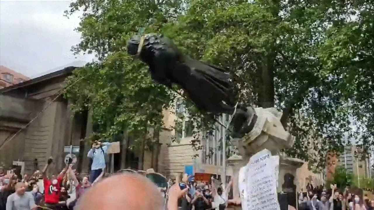 Standbeeld van Britse slavenhandelaar neergehaald en in rivier gedumpt