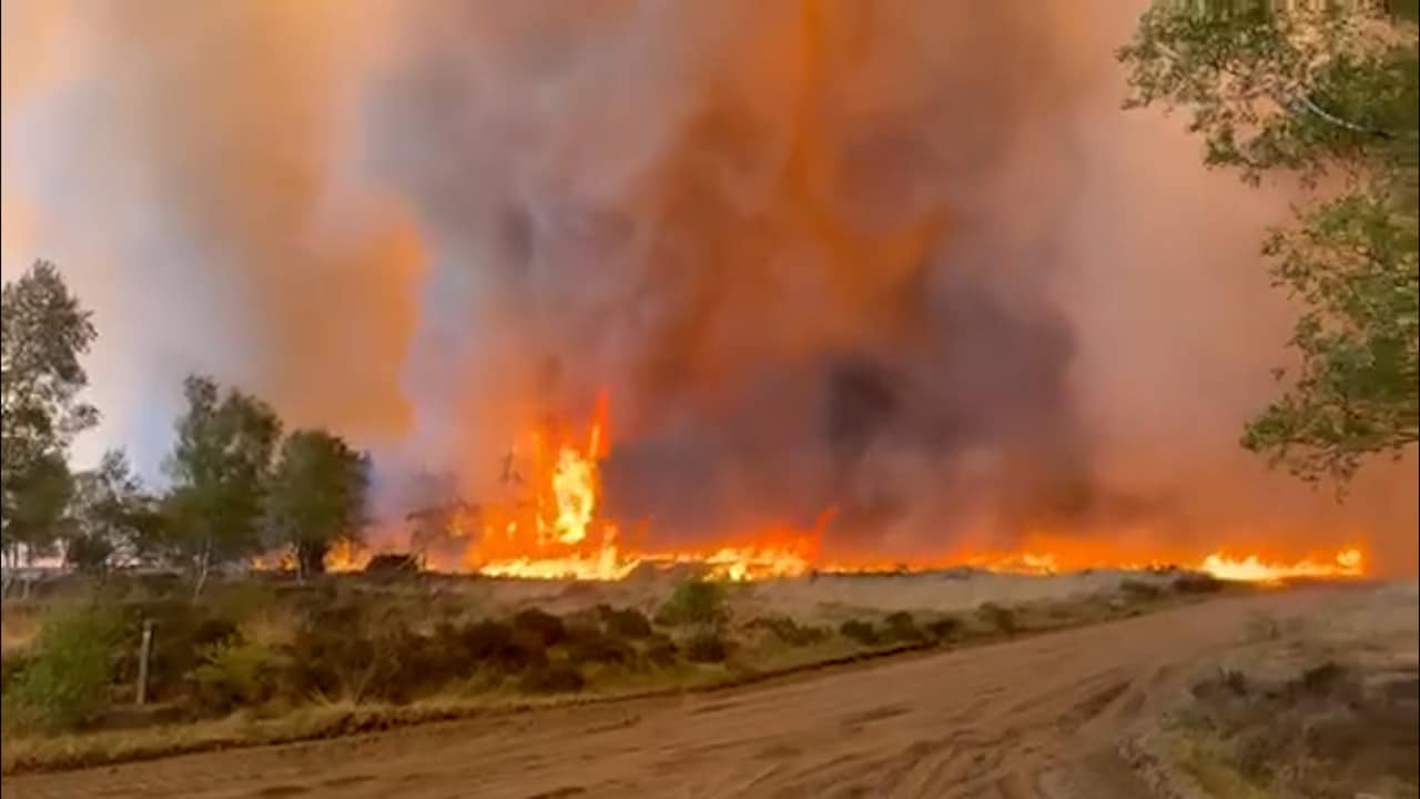 Grote natuurbrand op de Veluwe, blussen kan nog dagen duren