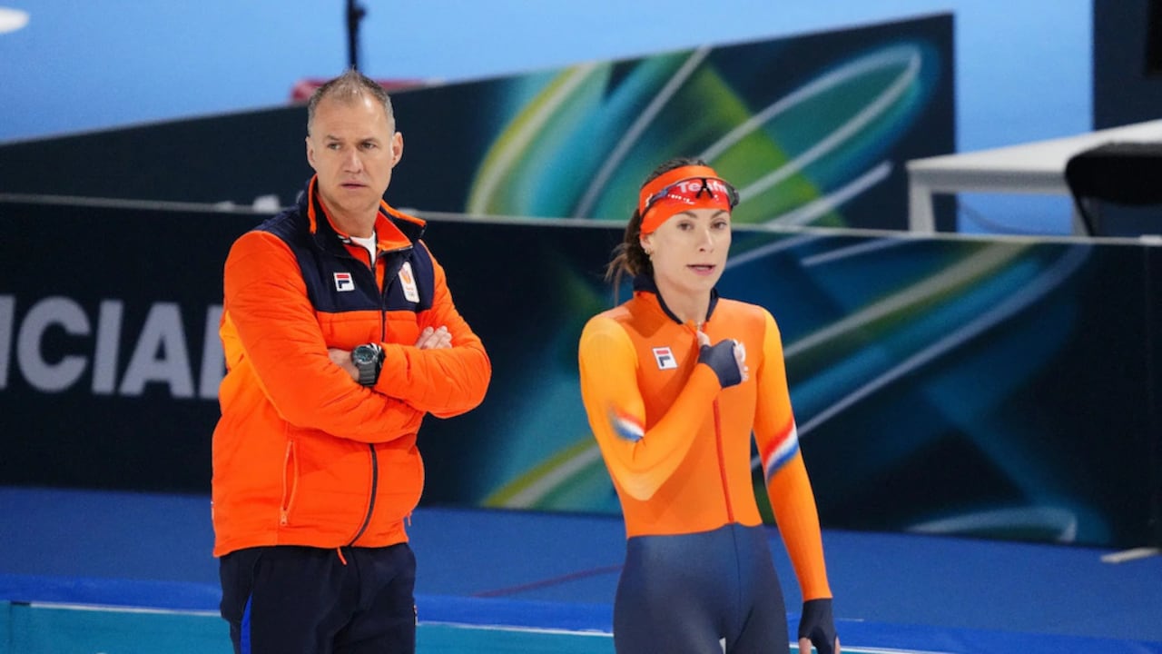 Femke Kok slaat terug met Monique Hansler-parodie na ophef coach