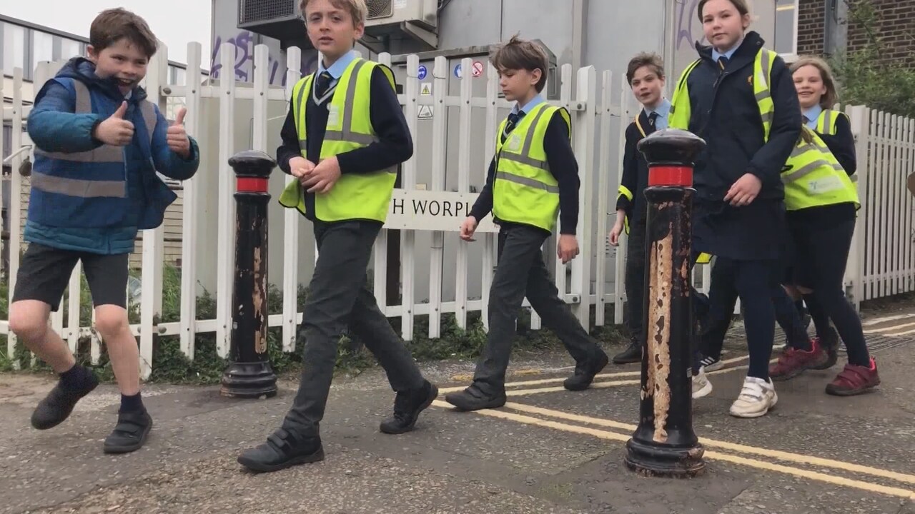 Engeland houdt deuren scholen op een kier