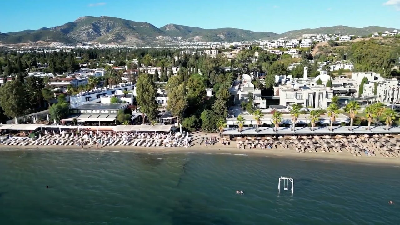 IJsje voor 9 euro: Turkse stranden blijven leeg door torenhoge inflatie