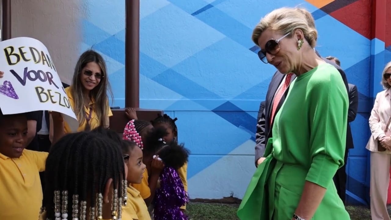 Koningspaar zingt Lady Gaga-nummer met basisschoolleerlingen in Miami