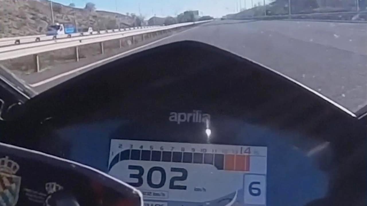 Snelheidsduivel filmt zichzelf op Spaanse snelweg: reed 300 km/u