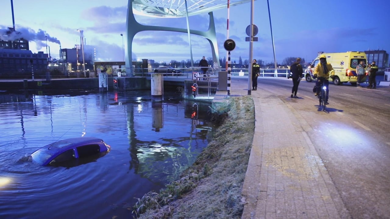 Bekijk ook: Spekgladde wegen: auto belandt in ijskoud water