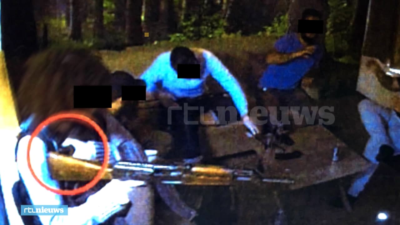 Onthullend beeld: terreurverdachten oefenen met wapens en bomvesten