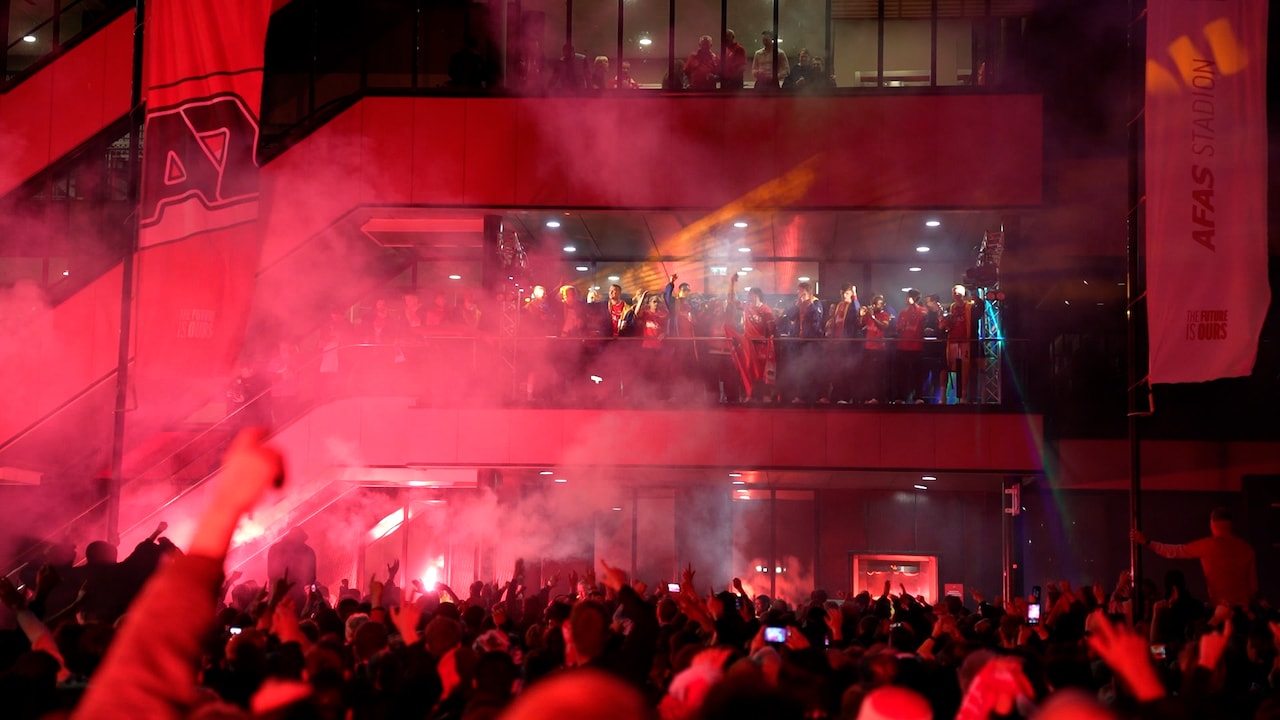 Groot feest in Alkmaar na winst KNVB-beker door AZ: 'Parrott on fire'