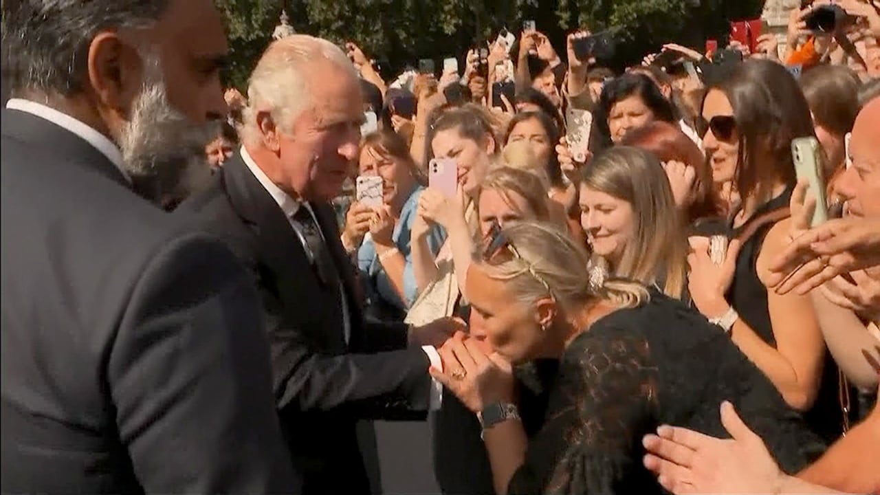 Bekijk ook: Gejuich, gehuil en gezang, koning Charles schudt eerste handen