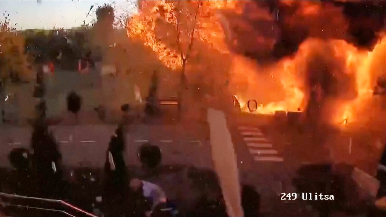 Afgelopen weekend ontsnapte een man op een haar na aan een Russische droneaanval op Kyiv. De beelden van dat moment zie je hier: