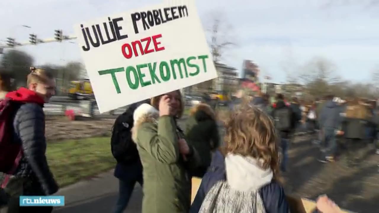 Massale opkomst spijbelprotest voor het klimaat: 'Het gaat om onze toekomst'