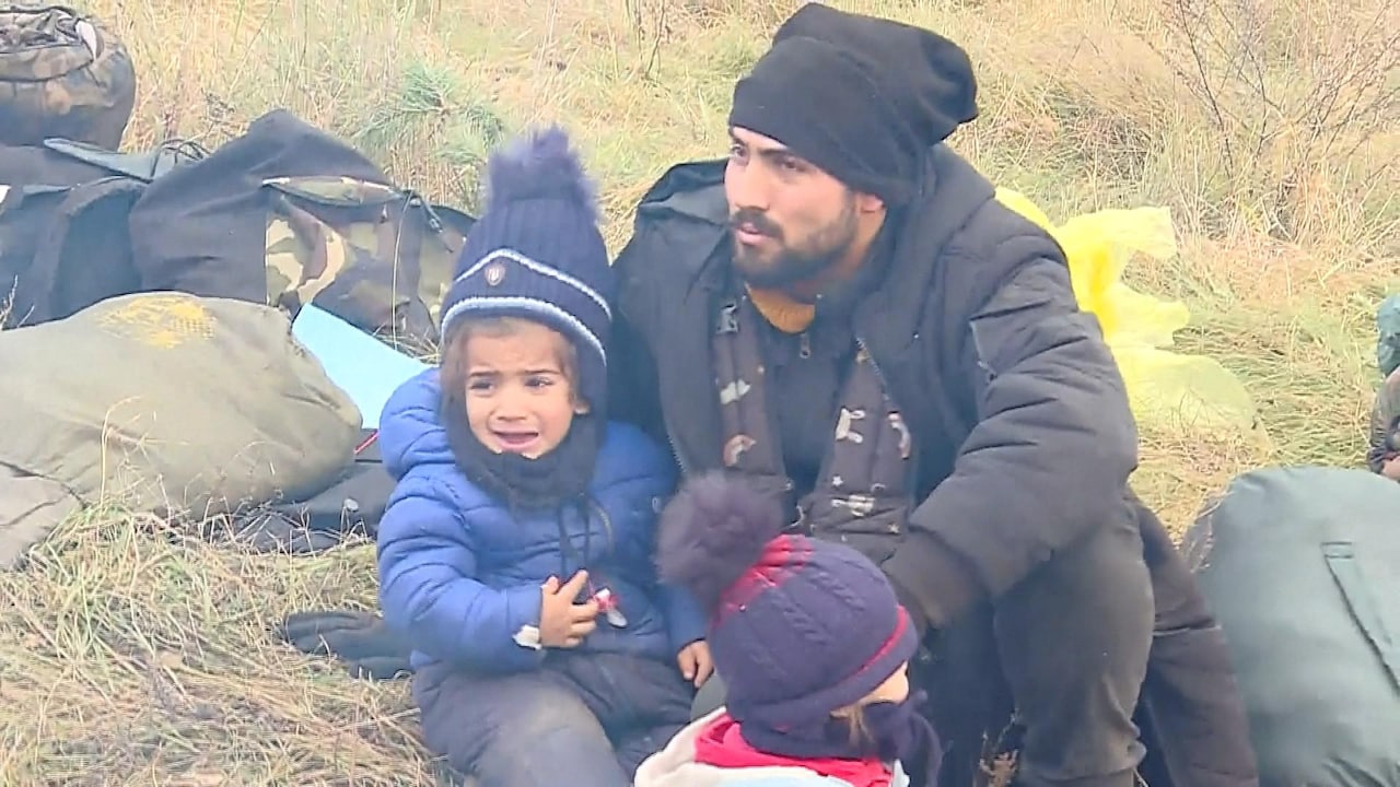 Wanhopige migranten als 'wapen' ingezet bij Poolse grens: 'We zijn ziek en bang'