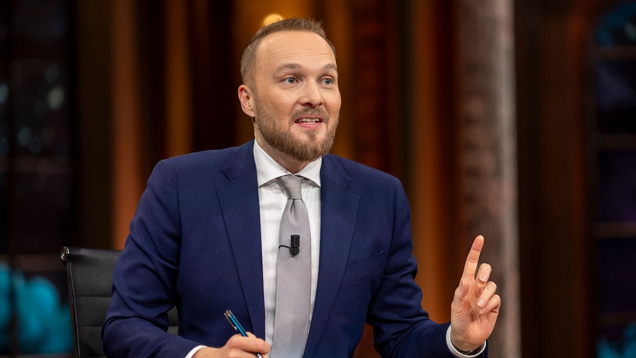 Arjen Lubach plaatst 50 billboards langs snelwegen als reactie op VVD