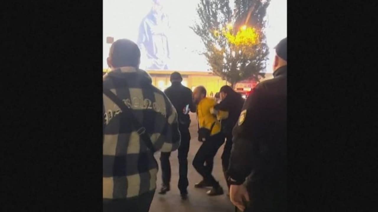 Bekijk ook: Mannen in Oekraïne gepakt om naar leger gestuurd te worden