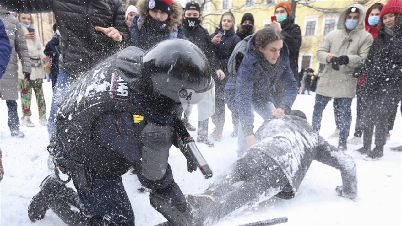 Tasers en knuppels: Poetin probeert massaprotest neer te slaan