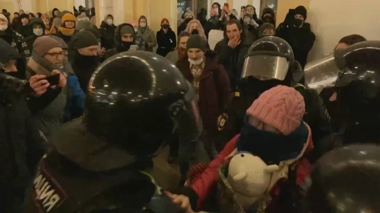 Protest tegen de oorlog in Rusland, politie grijpt direct in