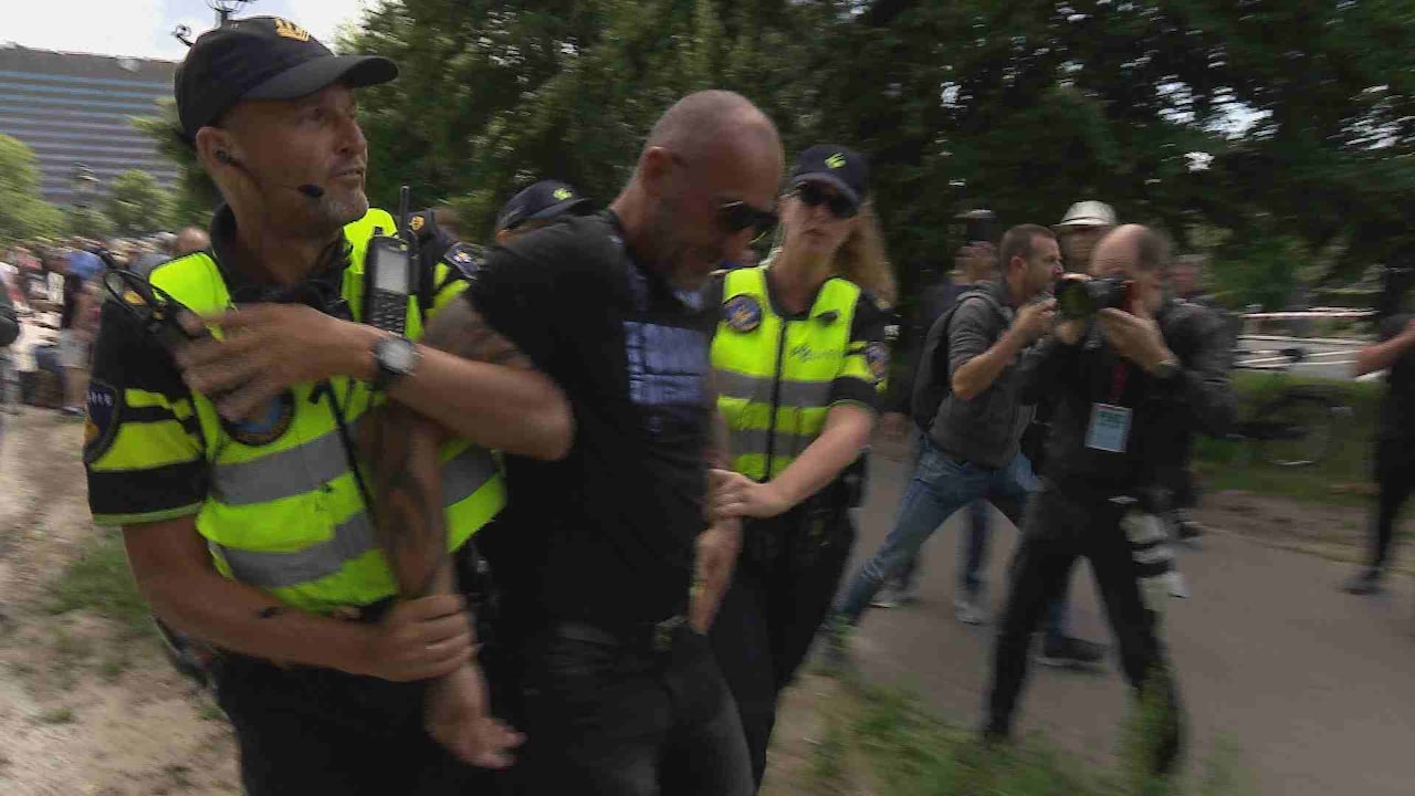 Politie ontruimt Malieveld na drukte