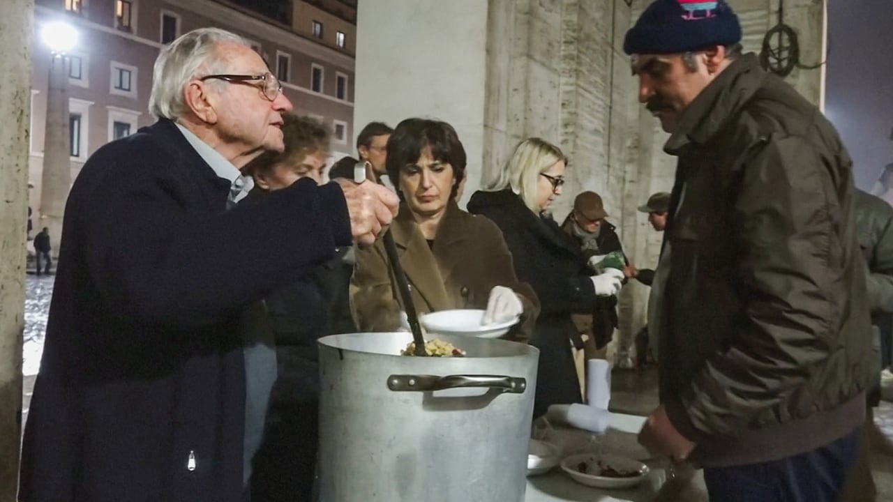 Chef Dino (90) kookt elke dag 250 maaltijden voor de armen in Rome