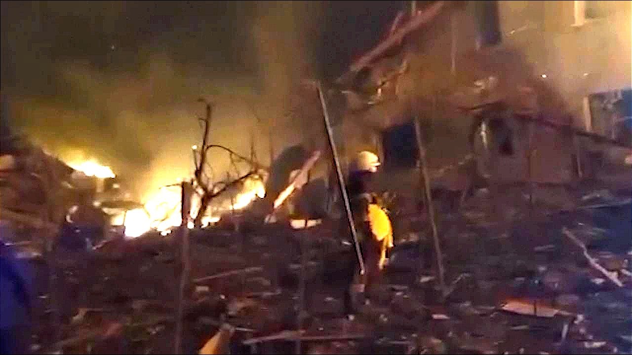 Woonwijk in stad ten westen van Kiev door Russen bestookt