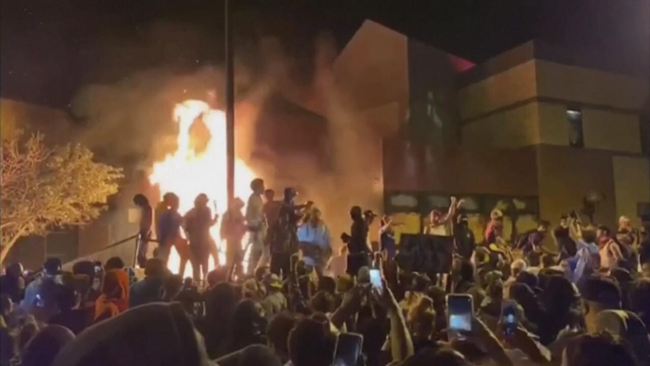 In Minneapolis werd vannacht een politiebureau in brand gezet
