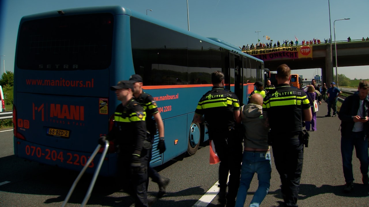 Ruim 400 XR-demonstranten opgepakt na blokkade A12, weg weer vrij