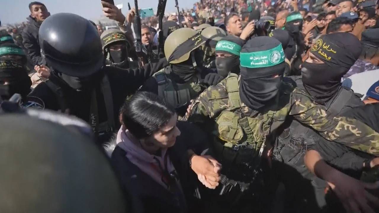 Chaos bij overdracht van Israëlische gijzelaar door Hamas in Gaza