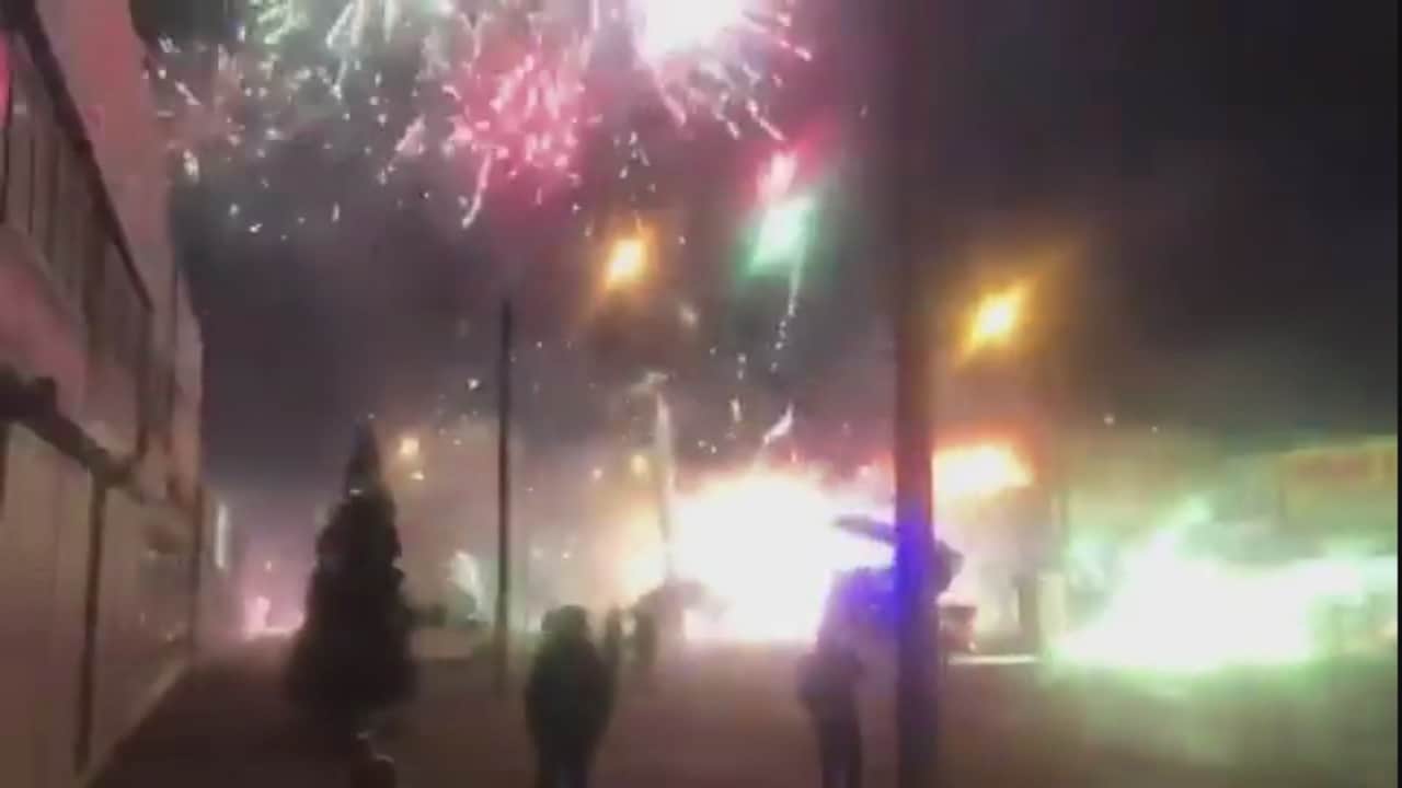 Als er brand uitbreekt in een vuurwerkwinkel kan het behoorlijk misgaan: