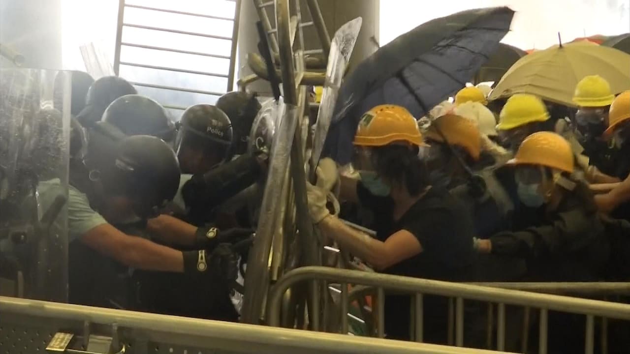 Chaos in Hongkong: politie pakt demonstranten keihard aan