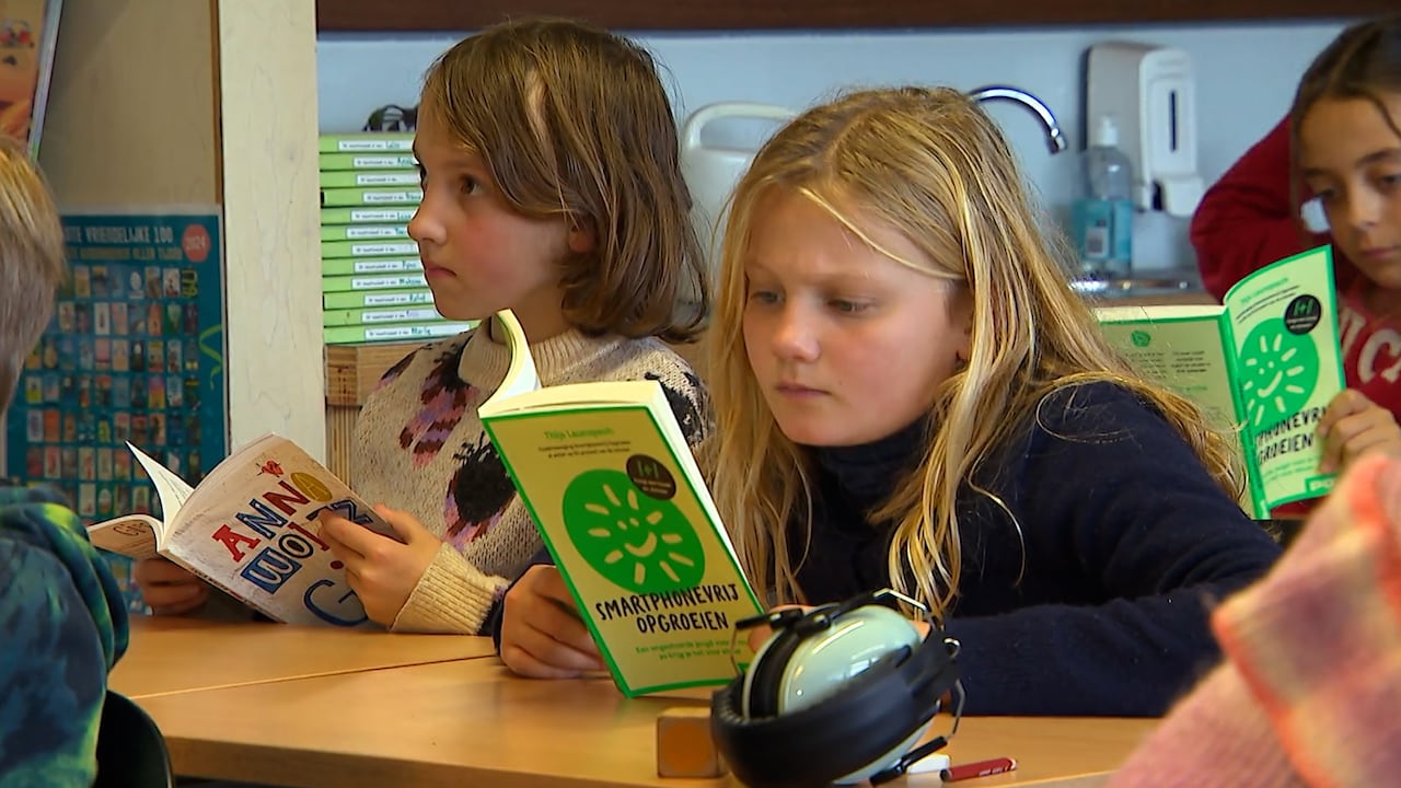 Ouders spreken massaal af om kind onder 14 jaar te laten opgroeien zonder smartphone
