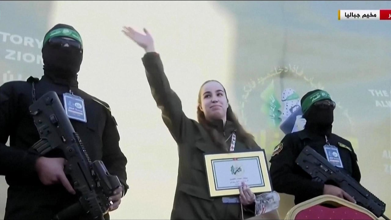 Dit is het moment waarop Hamas de Israëlische gijzelaar Agam Berger vrijlaat