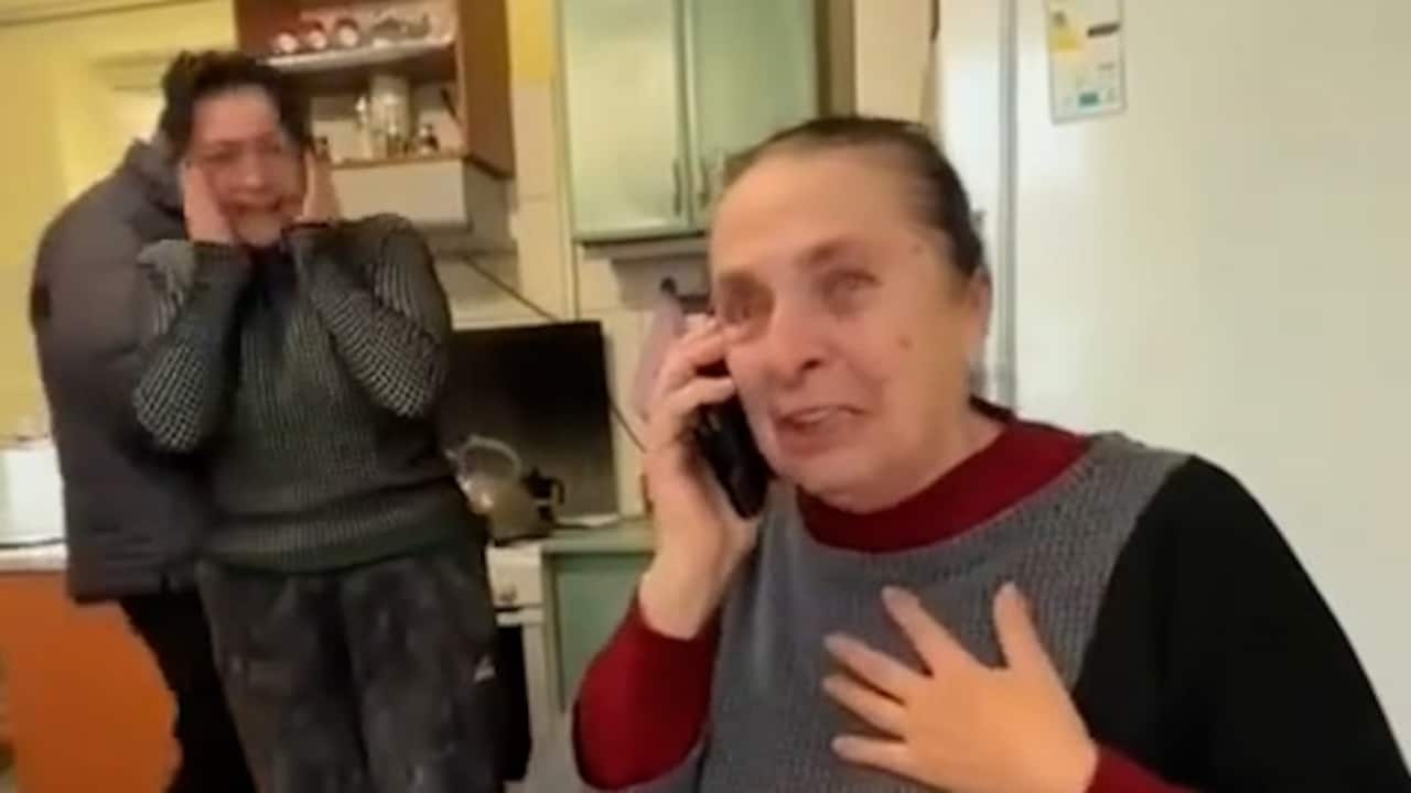 Oekraïense moeder wordt opgebeld door dood gewaande zoon