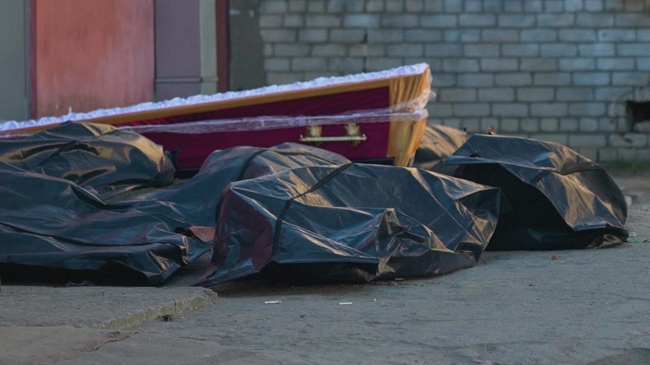 Bekijk ook: opgestapelde lichamen in overbelast mortuarium in Oekraïne