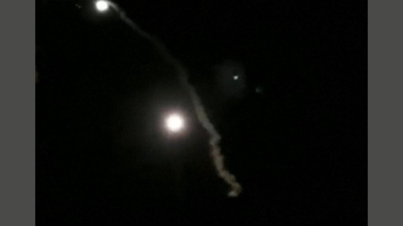 Eerste beelden: Iraanse raketten komen neer op legerbasis VS
