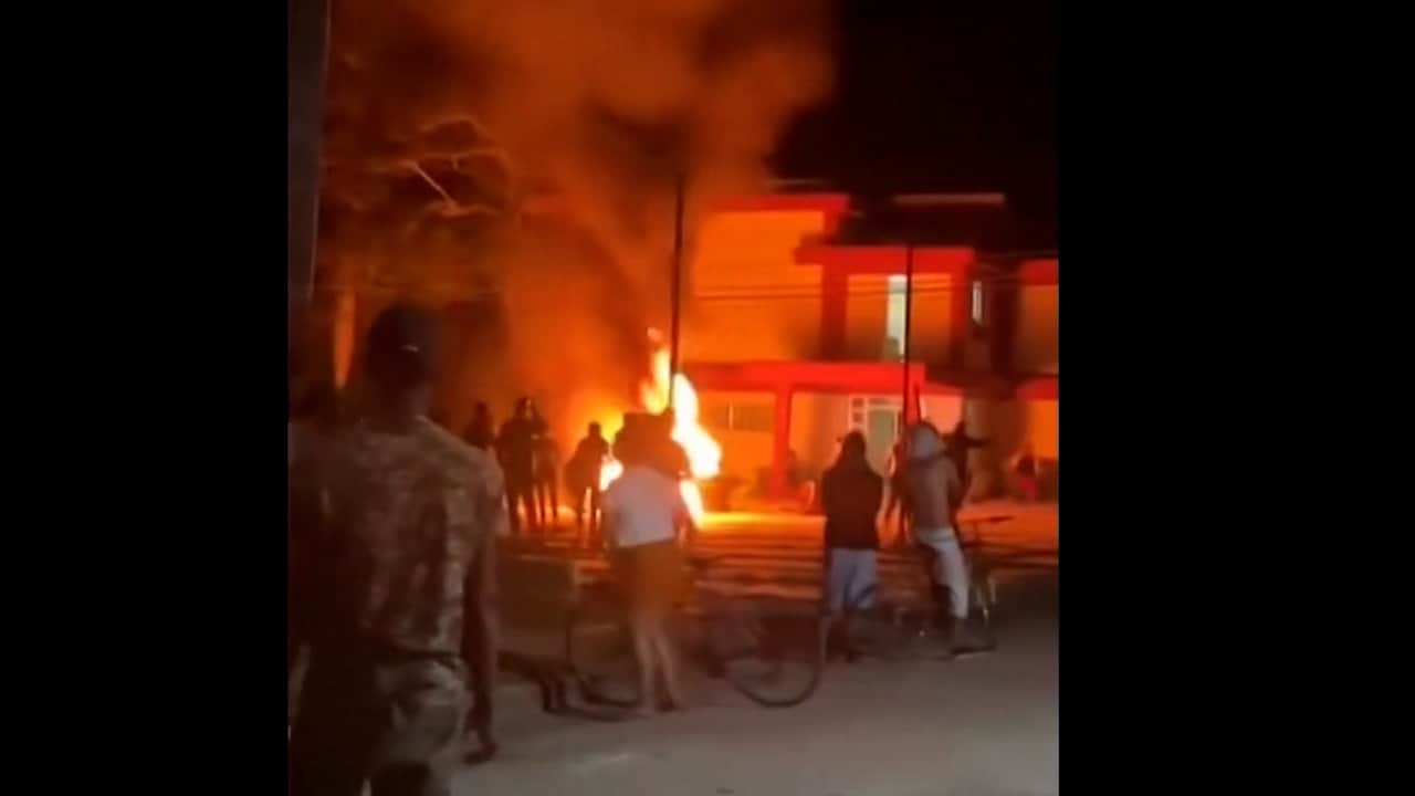 Zeldzaam protest en bestorming communistisch partijkantoor in Cuba: 'Vrijheid!'