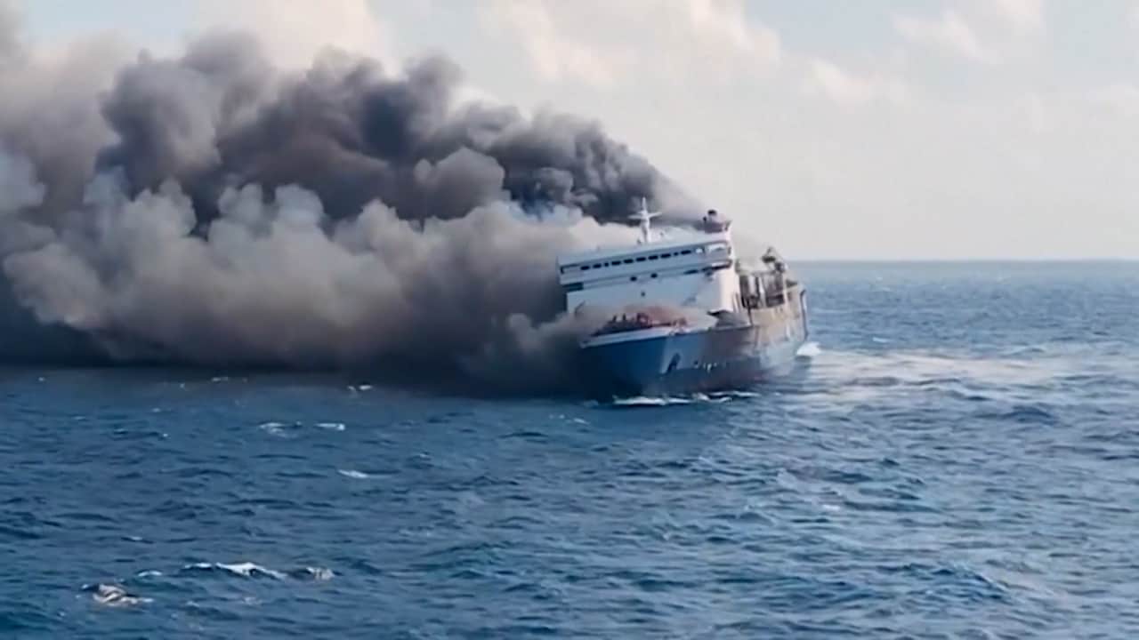 Doden en tientallen vermisten na brand op veerboot Indonesië