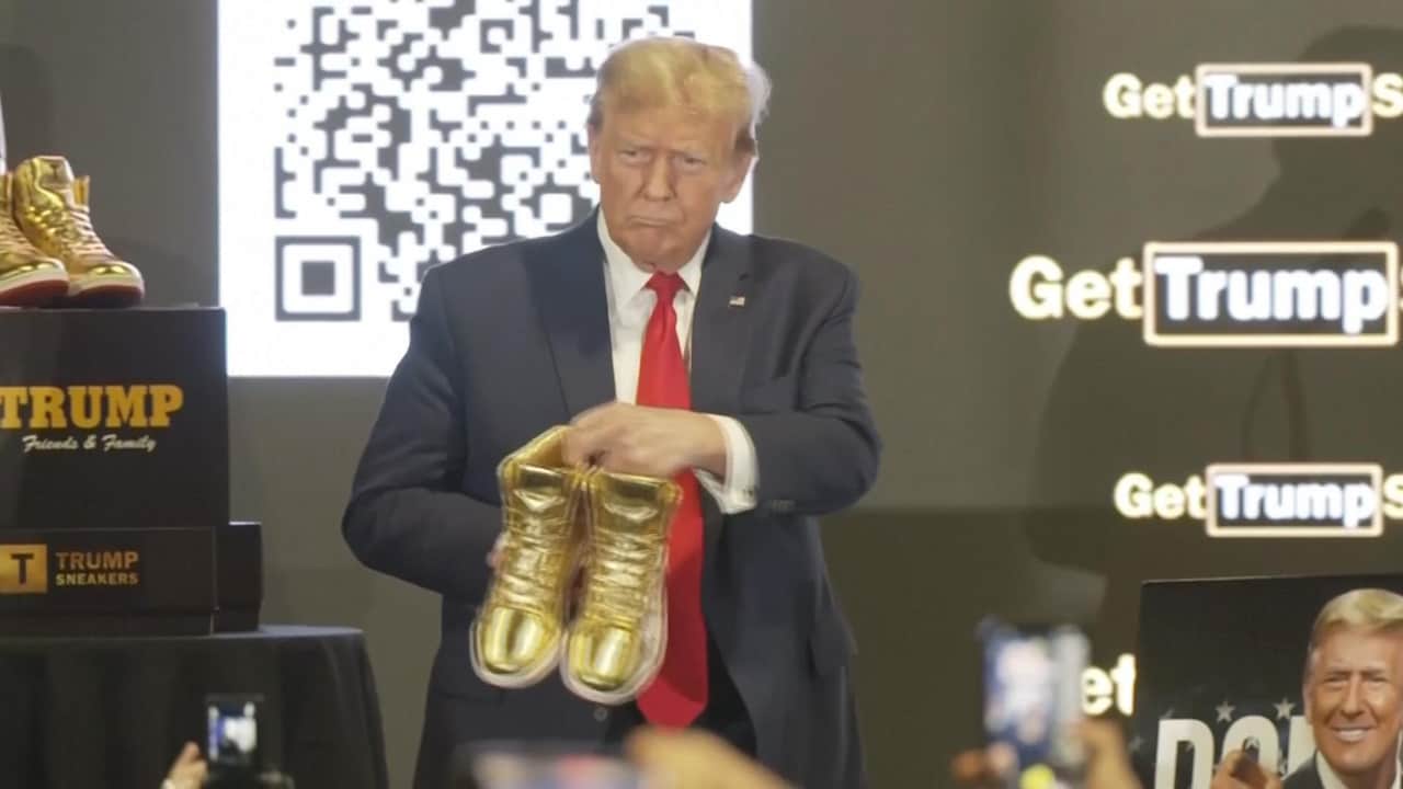 Donald Trump komt met eigen, goudkleurige, sneakerlijn