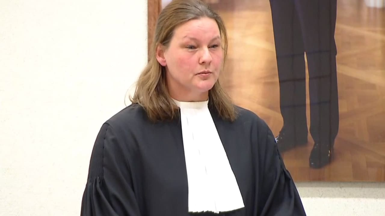 OM leest tenlastelegging voor: 'Stokslagen, verstikking, seksueel misbruik, vrijheidsberoving'