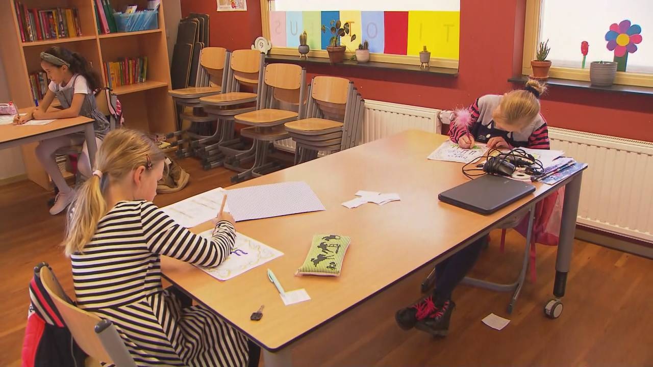 Knuffelen met de juf mag nog niet, maar de scholen zijn weer open