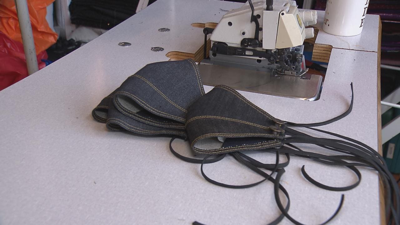 Een mondkapje van denim: je kan 't zelf maken