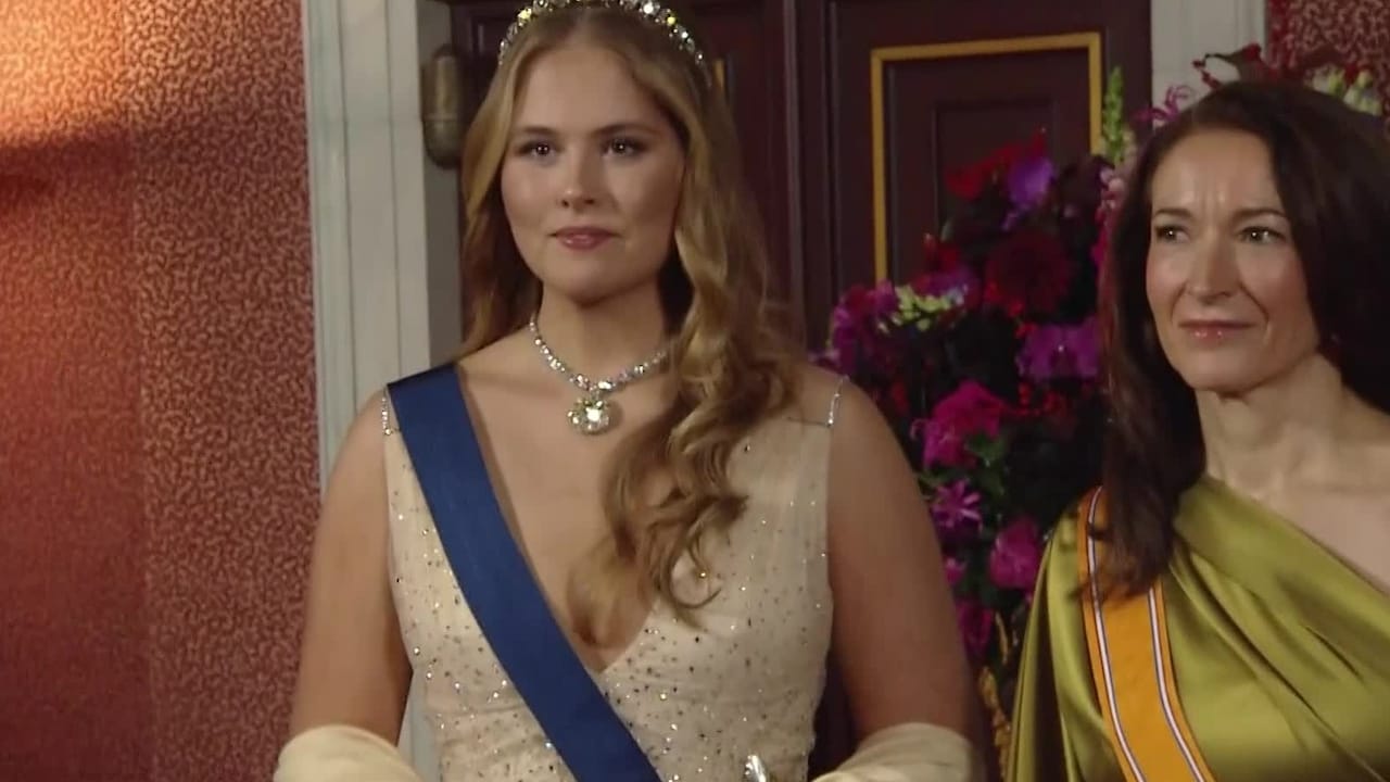 Prinses Amalia steelt de show bij staatsbanket met diepe V-halsjurk
